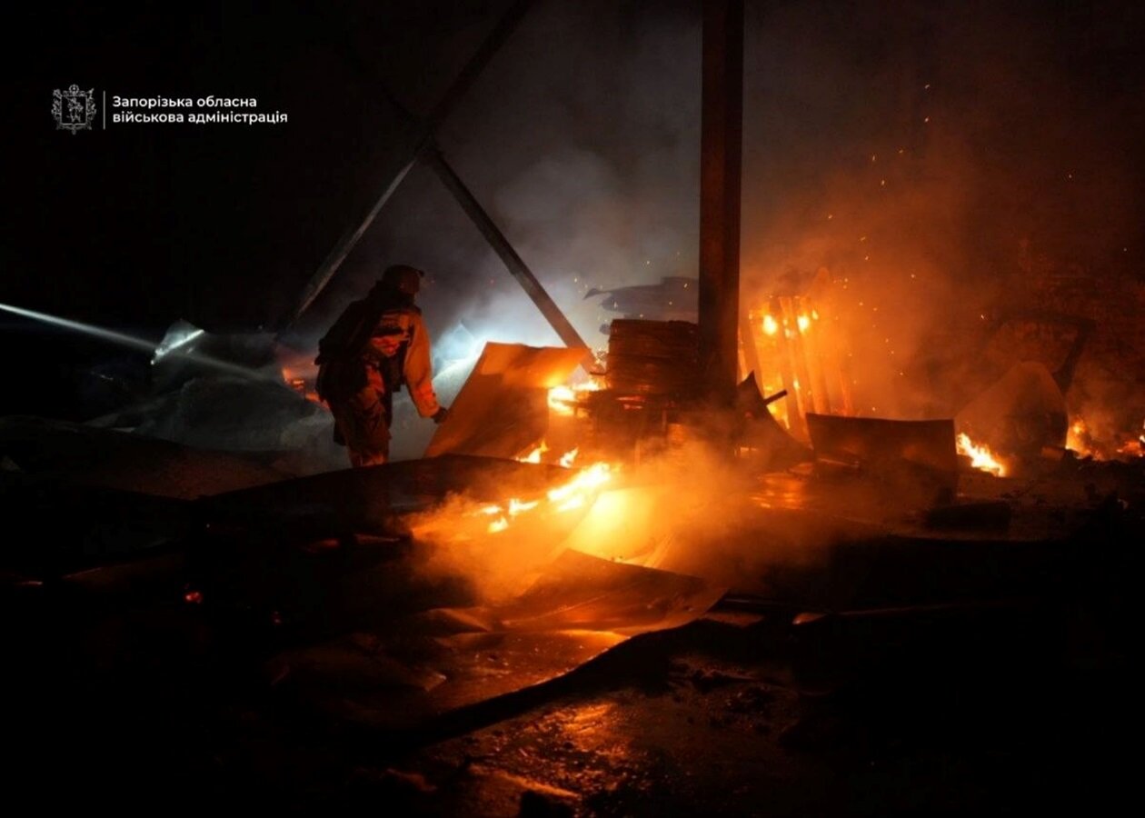 Вечірній терор Запоріжжя: ворожий дрон влучив у підприємство, спалахнула пожежа - фото 1