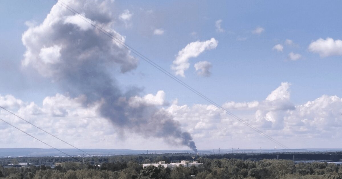 Дрони СБУ подолали 1500 кілометрів і підпалили один із найбільших НПЗ росії на Уралі - фото 1