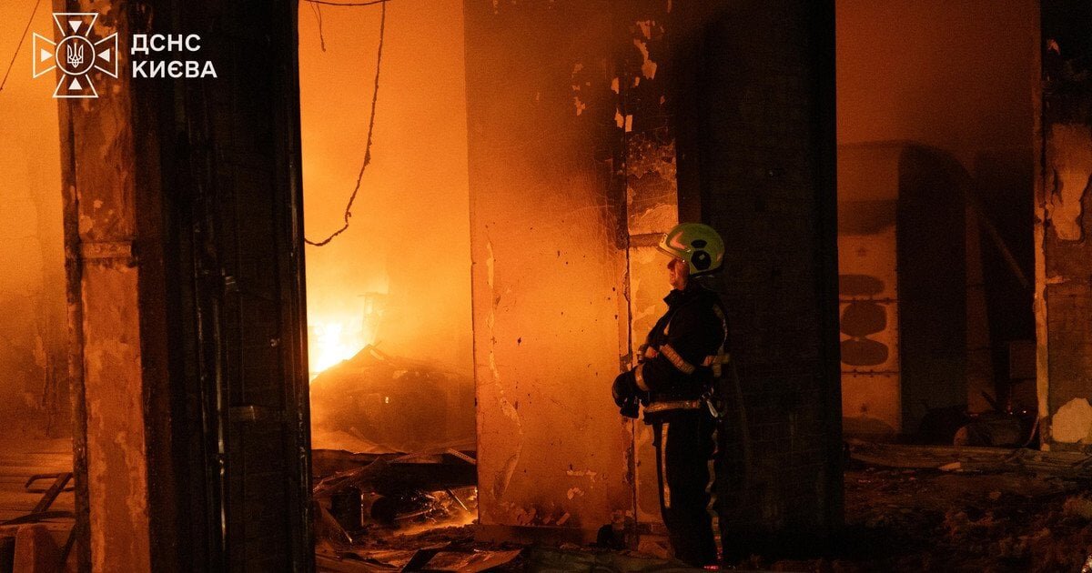 Наслідки нічної атаки на Київ: під завалами знайшли загиблого, ще четверо людей постраждали - фото 1