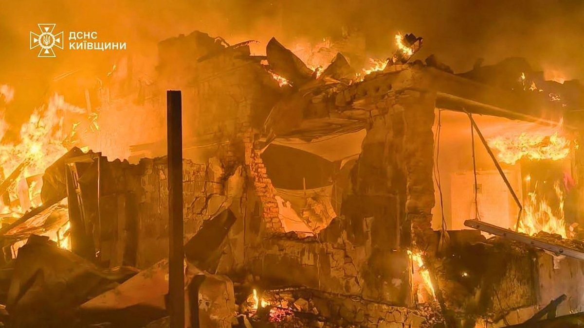 Нічний удар балістикою по Київщині: троє загиблих, серед яких дитина, та пожежі в столиці - фото 1