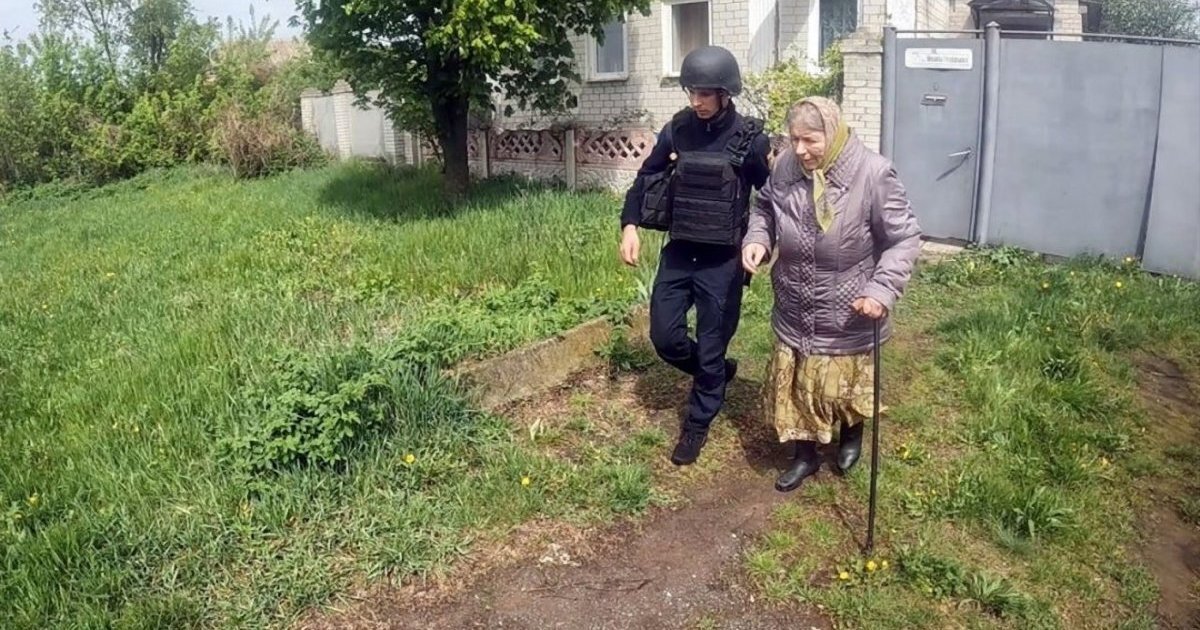 Втекти від дронів: на Херсонщині закрили в'їзд для дітей і оголосили евакуацію ще з двох сіл - фото 1