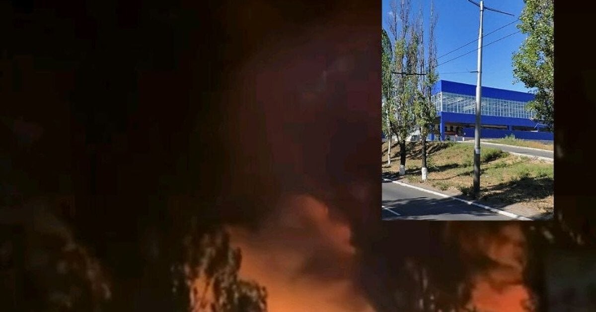 Віджатий «Епіцентр» у вогні: в окупованій Макіївці вщент вигорів ТЦ «Галактика» - фото 1