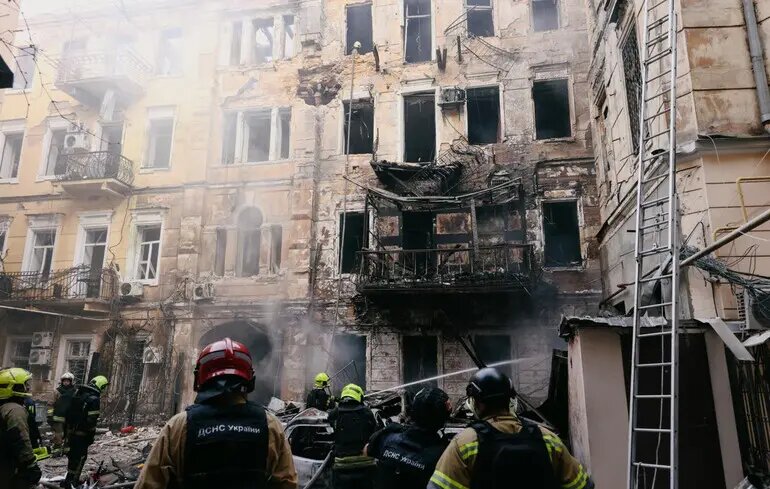 Наслідки масованого удару по Одесі: 14 поранених, пошкоджений історичний центр та знеструмлені райони - фото 1