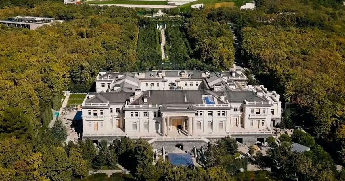 Мінус С-400: українські дрони спалили ППО, яка охороняла розкішний палац Путіна - фото 1