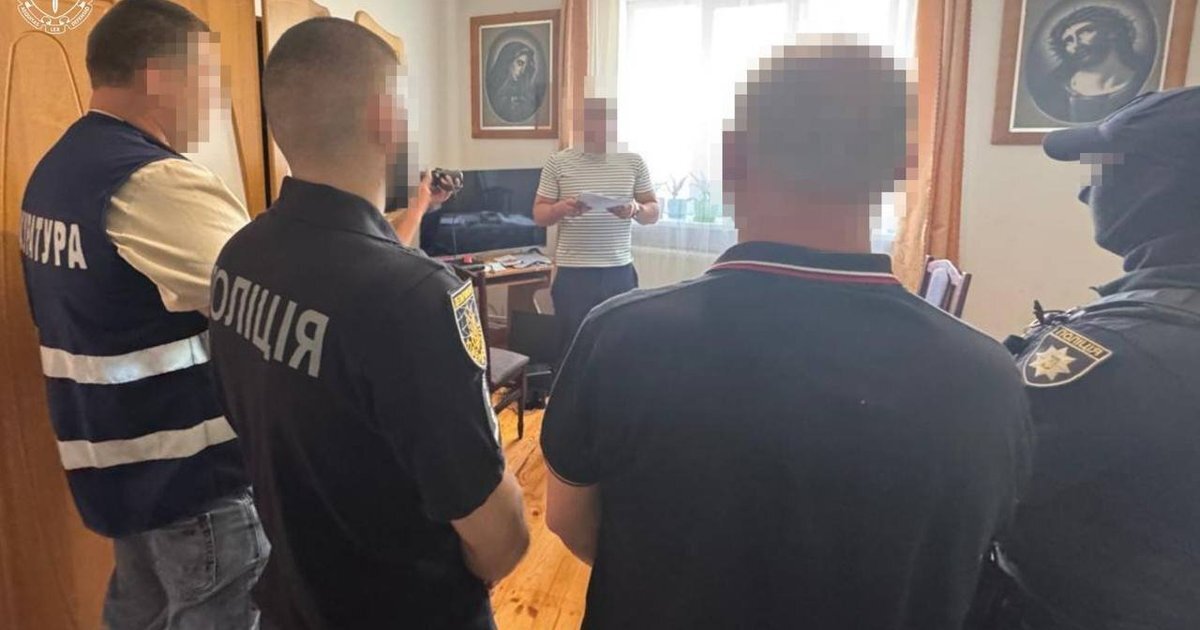 Пекло замість родини: на Львівщині прийомного батька підозрюють у систематичному зґвалтуванні дитини - фото 1
