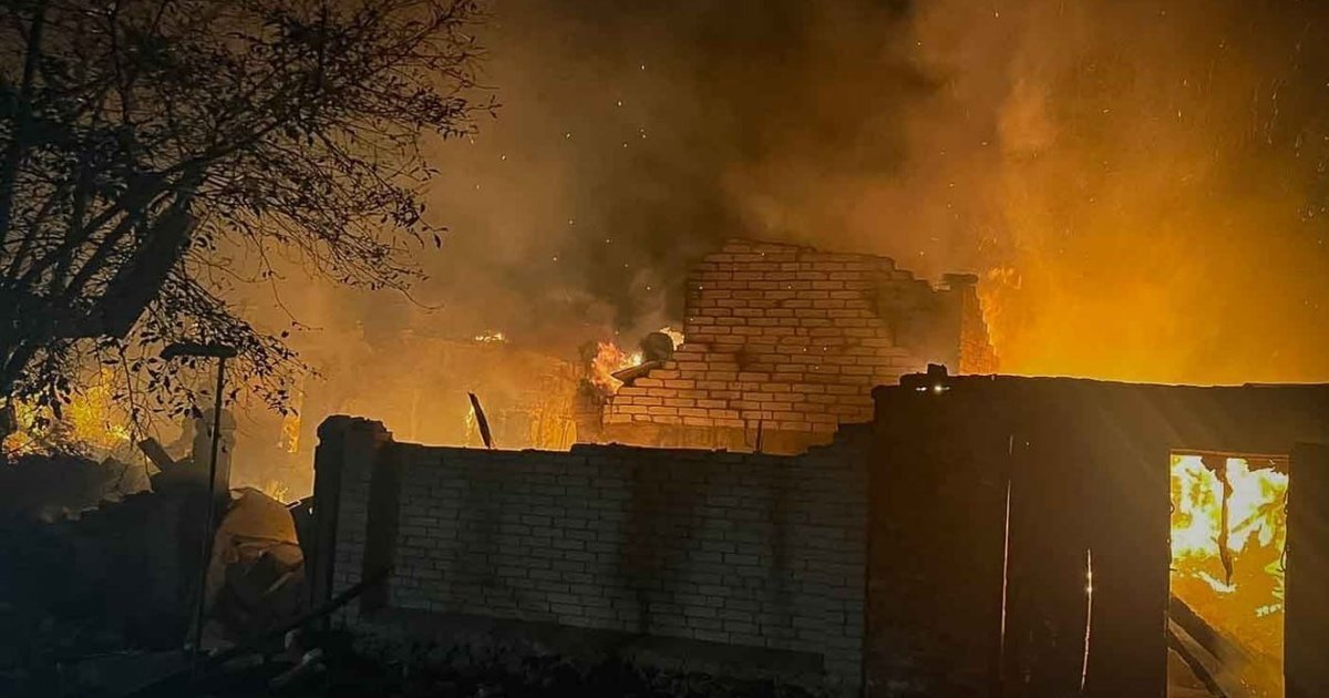 Нічний терор: росіяни вдарили по житловому кварталу в Сумах, двоє людей загинули - фото 1