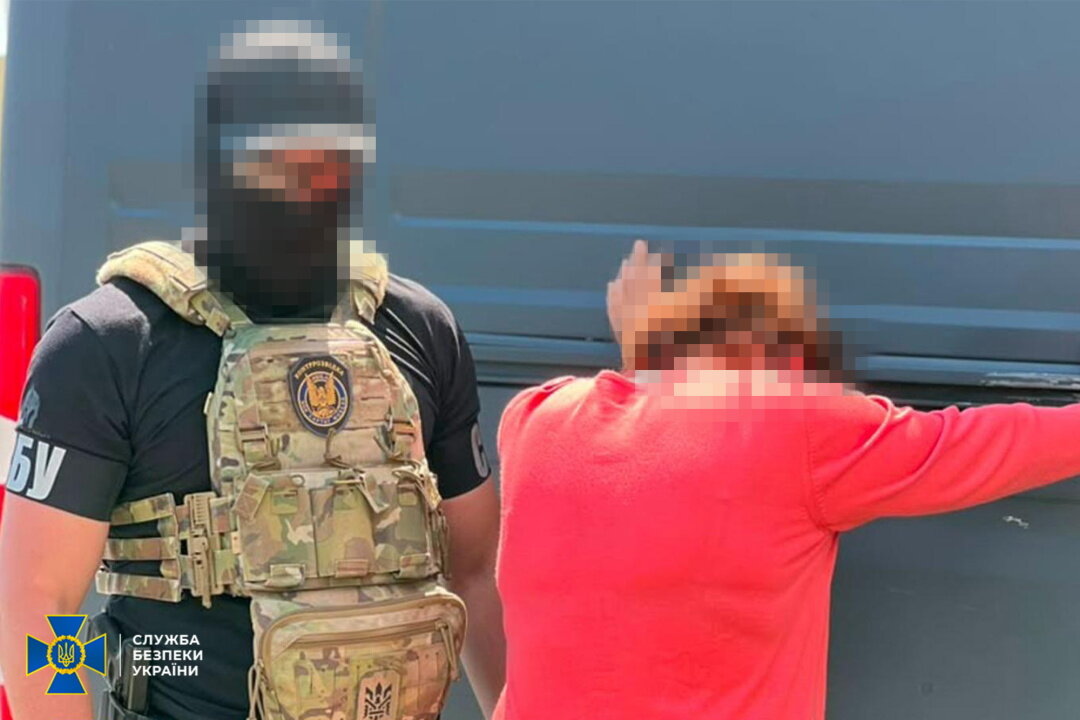Гугл-карти для ворога: СБУ на Херсонщині спіймала коригувальницю, яка вистежувала техніку ЗСУ - фото 1