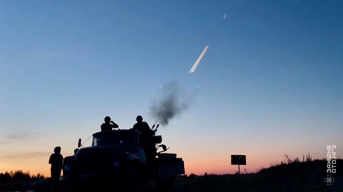 Нескінченний день у столиці: у Києві вже вдев'яте лунає тривога, у дворі багатоповерхівки впали уламки БпЛА - фото 1