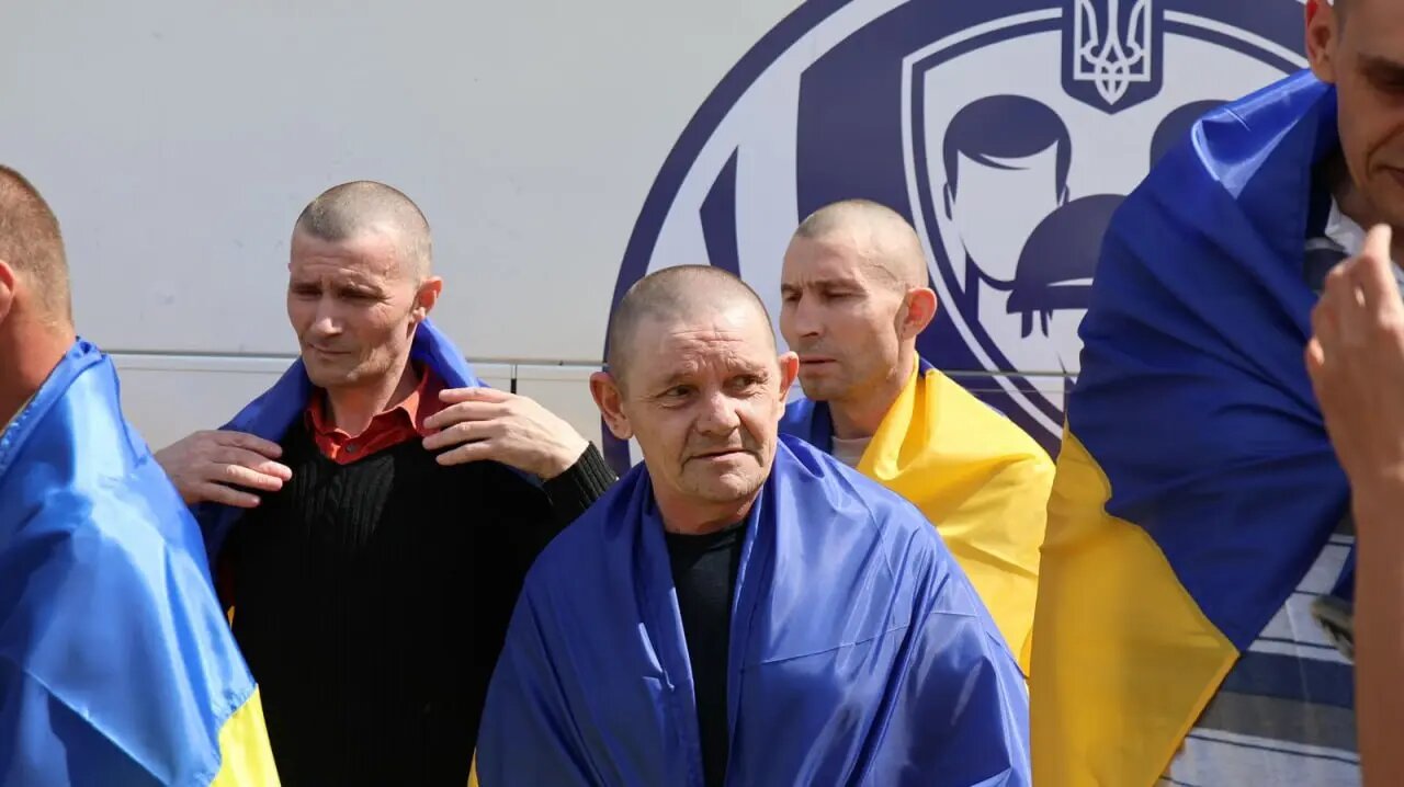 Ще 103 українські захисники вдома: відбувся черговий великий обмін полоненими - фото 1