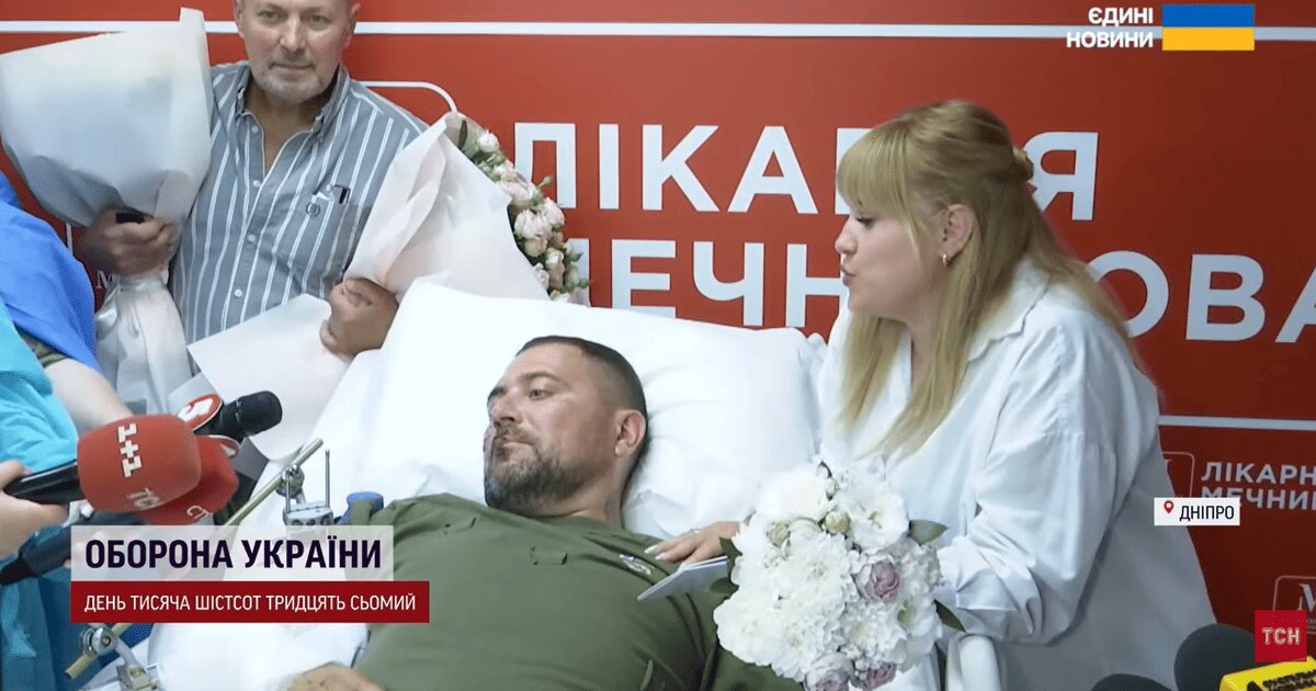 Обручка на понівечену руку: у реанімації Дніпра тяжкопоранений воїн побрався з коханою - фото 1