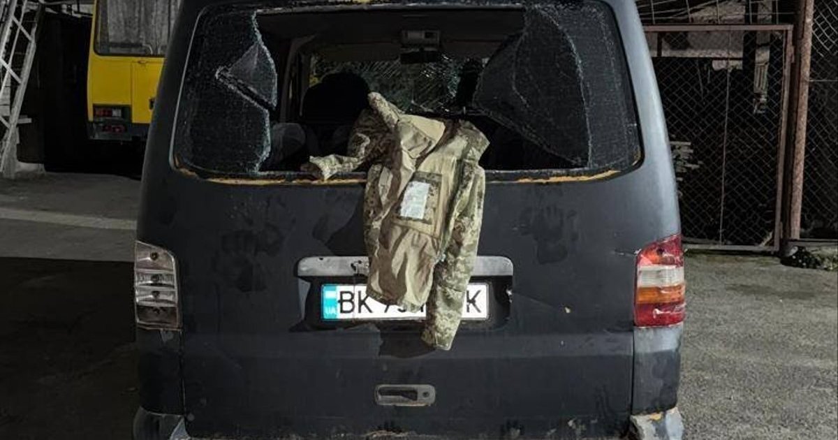 Нічний демарш у Луцьку: натовп розтрощив авто ТЦК, відгамселив військових та забрав бодікамеру - фото 1
