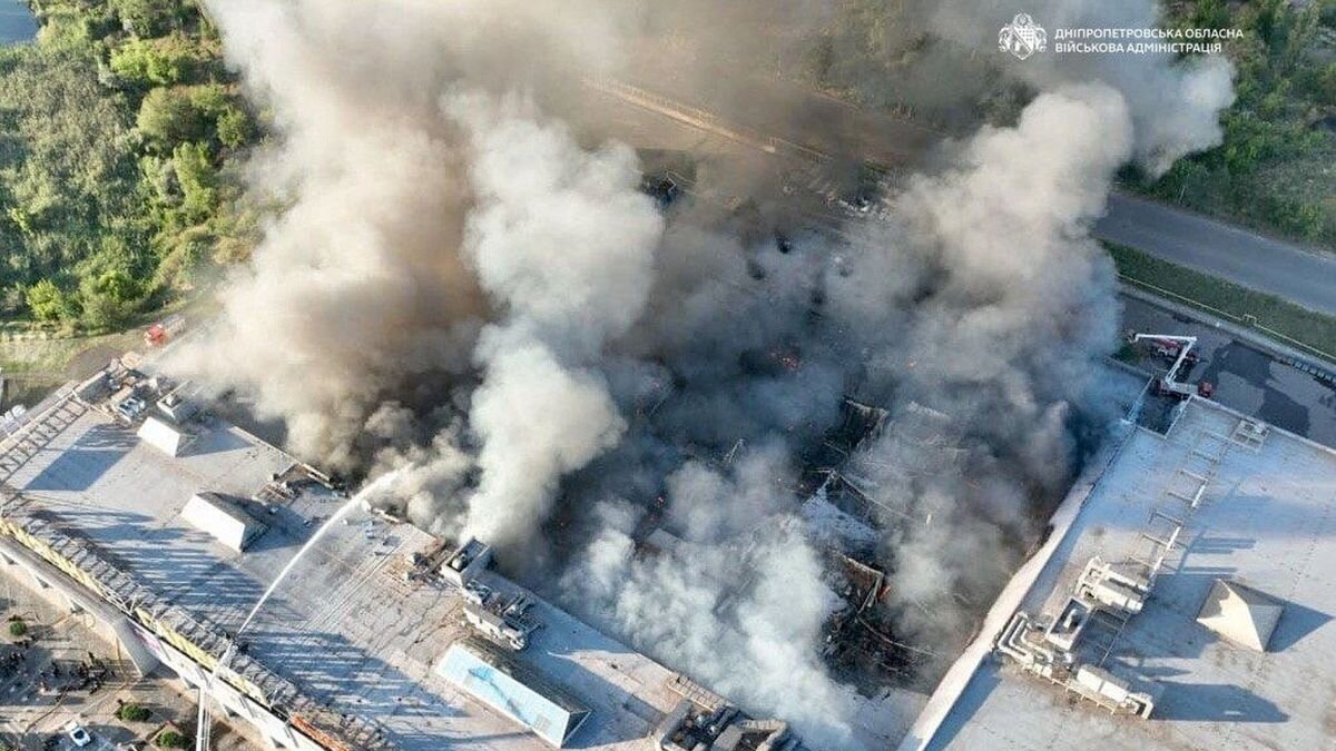 Подвійний удар по ТРЦ у Кривому Розі: окупанти вдарили дронами по покупцях і рятувальниках - фото 1