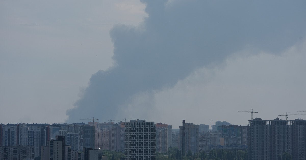 Ранковий салют від окупантів: після вибухів під Києвом спалахнула сильна пожежа - фото 1