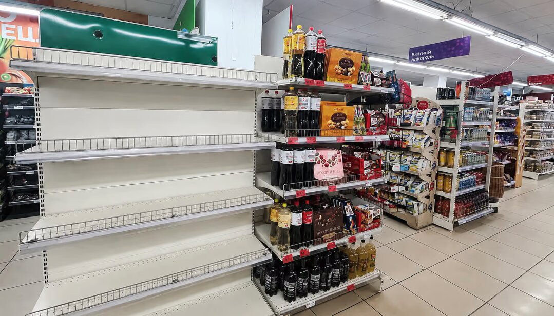 Порожні полиці в супермаркетах: чому з київських крамниць тимчасово зникли олія та картопля - фото 1
