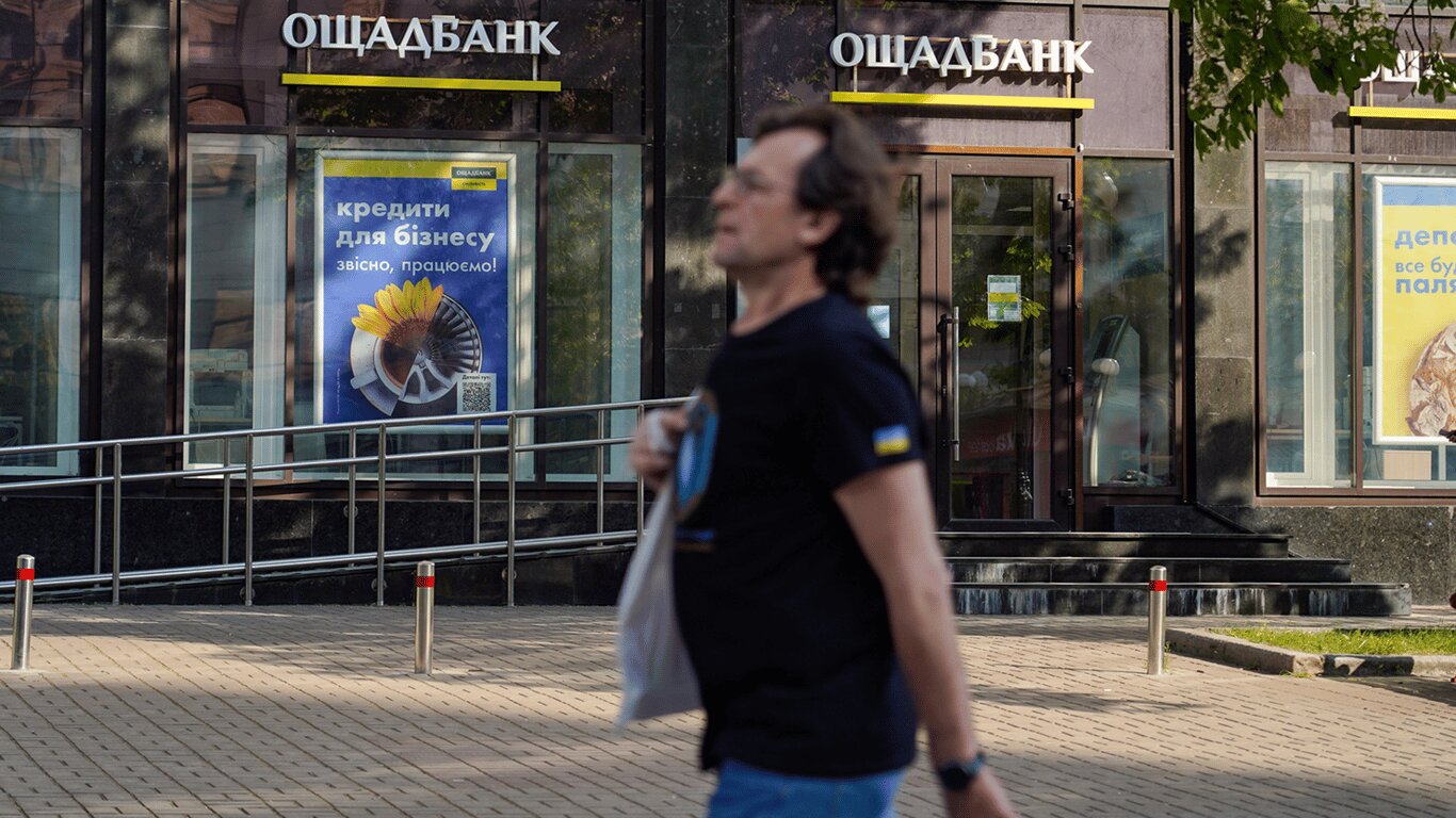 Ощадбанк змінює правила з 1 жовтня: скільки доведеться витрачати власникам преміальних карток - фото 1