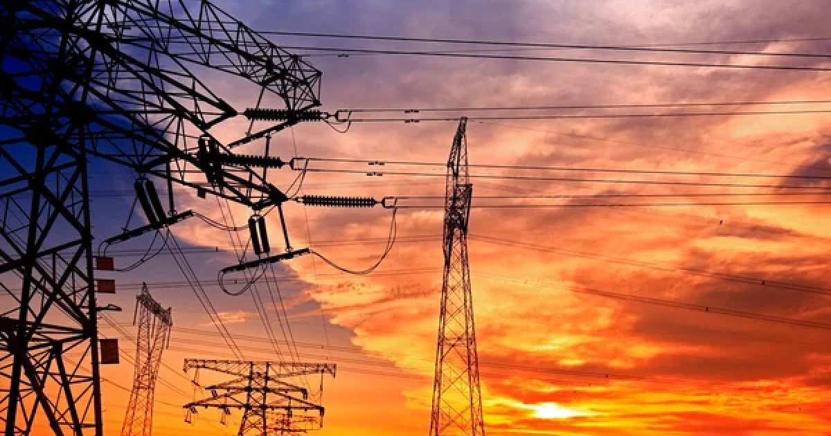Обстріли та негода знеструмили п'ять областей: яка ситуація зі світлом - фото 1