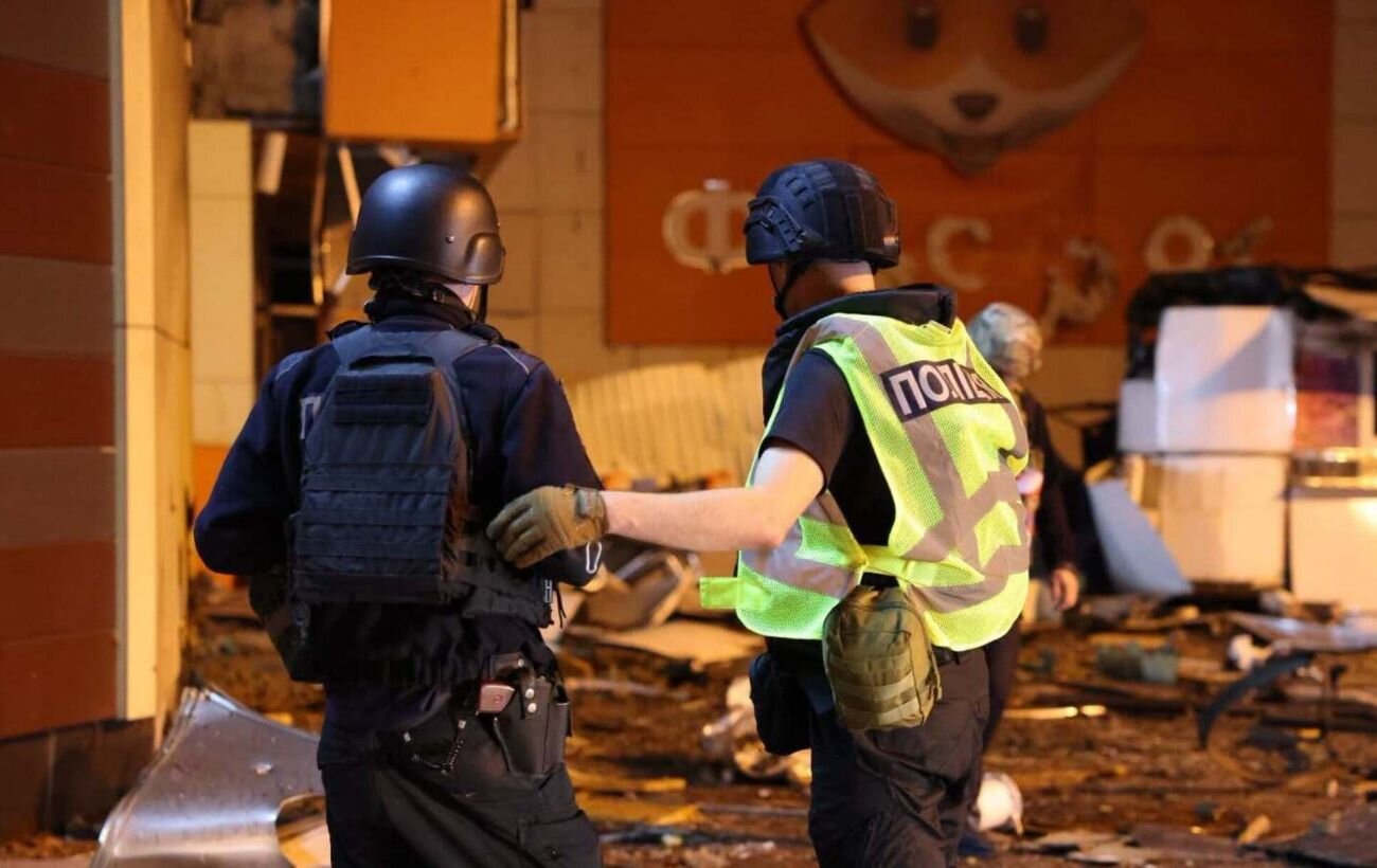 Удар дрона по ТРЦ у Сумах: загинула молода пара, понад 20 людей поранено - фото 1