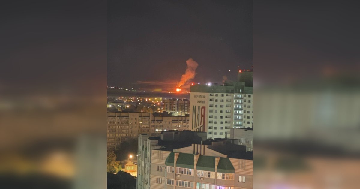 Нічна «бавовна» в Саратові: дрони підпалили НПЗ «Роснєфті» та хаб Ozon - фото 1