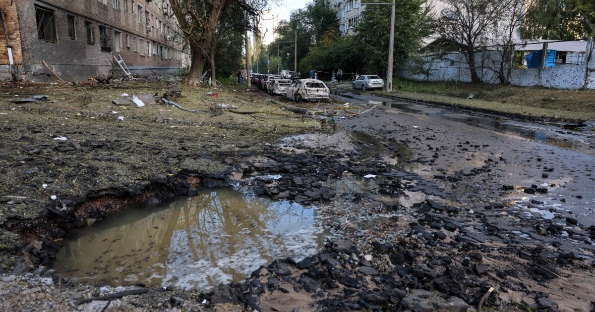 Нічна атака на Київ: у Дніпровському районі спалахнула дев'ятиповерхівка, є постраждалі - фото 1
