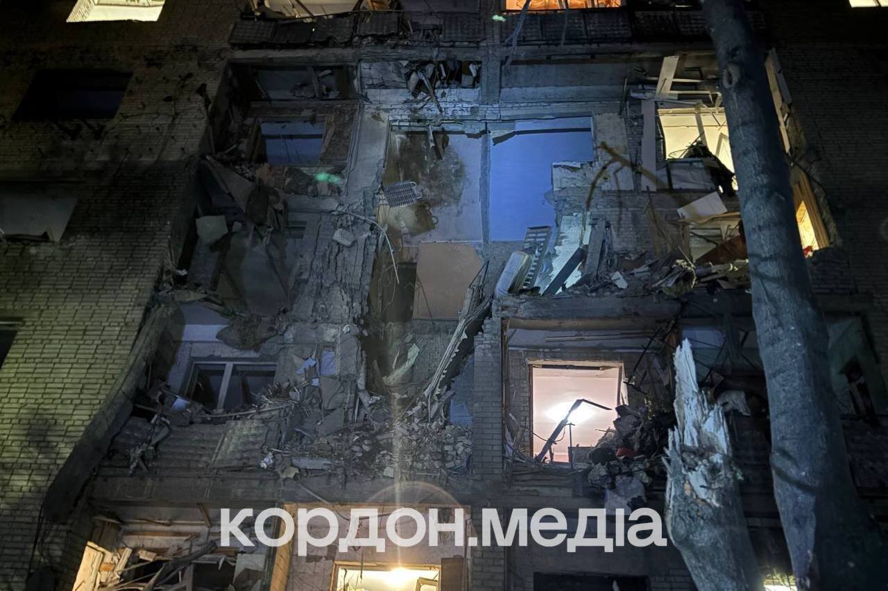 Російський КАБ влучив у багатоповерхівку в Сумах: є загиблі, під завалами шукають людей - фото 1