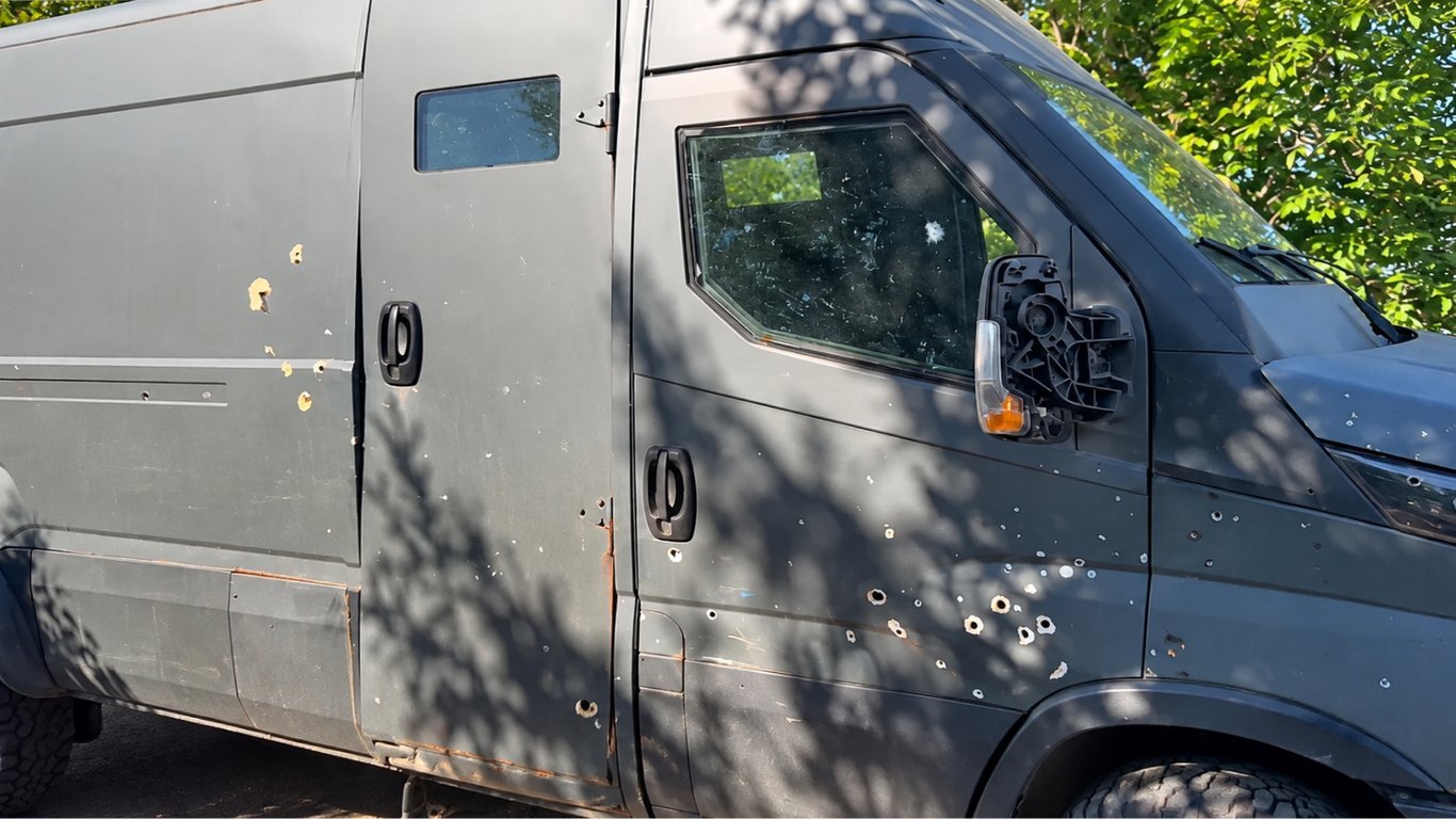 Полювання на цивільних: ворожий FPV-дрон влучив у бус із журналісткою під час евакуації на Запоріжжі - фото 1