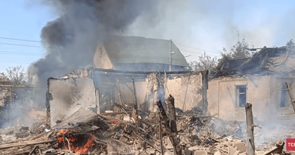 Пекельна ніч у Дружківці: росіяни вдарили КАБом по будинку родини та добивали вцілілих дронами - фото 1