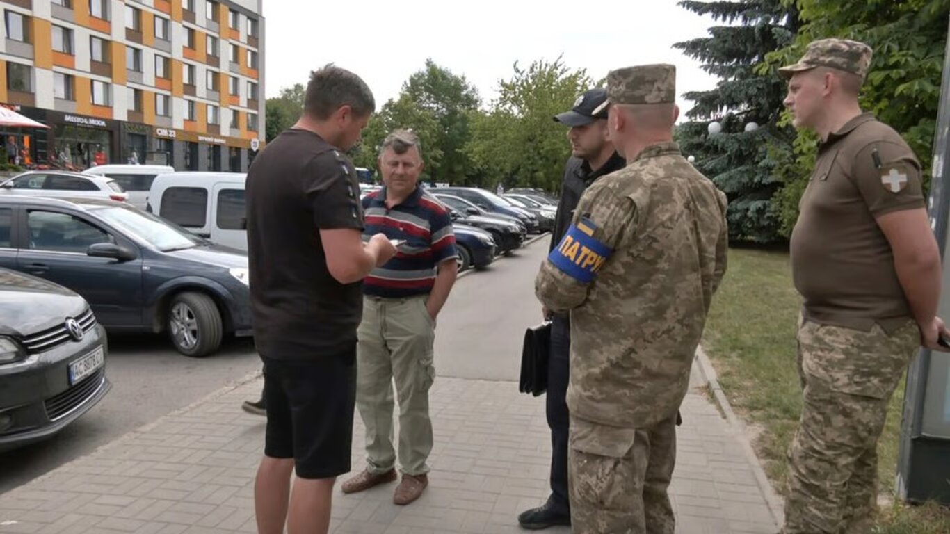 Ні авто, ні маршруток: у ТЦК пояснили, де військові не мають права вручати повістки - фото 1