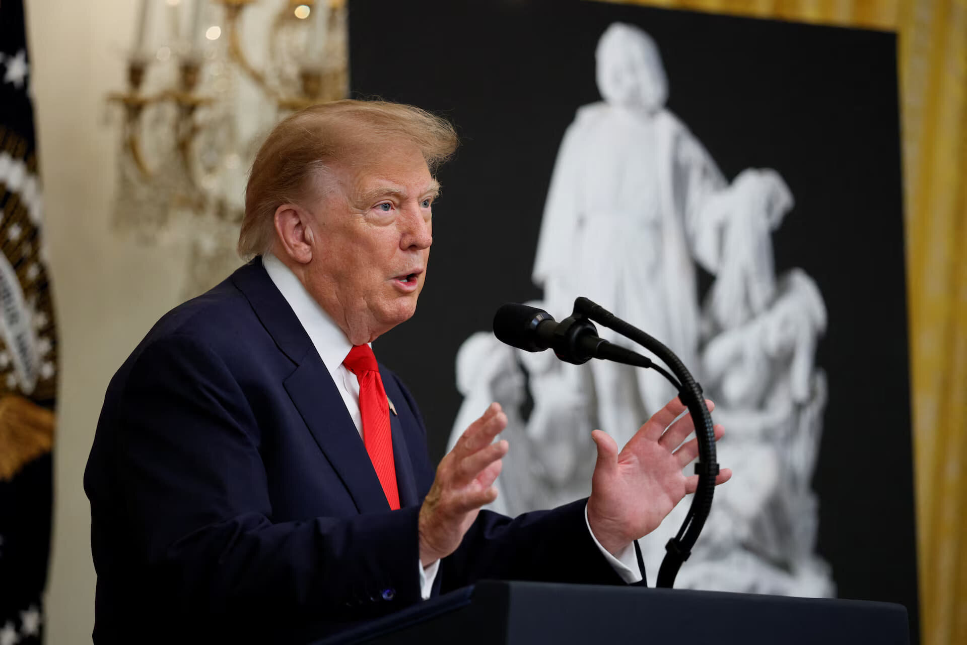 «Час обрати нового лідера»: Трамп розкритикував Зеленського через удари по російських НПЗ - фото 1