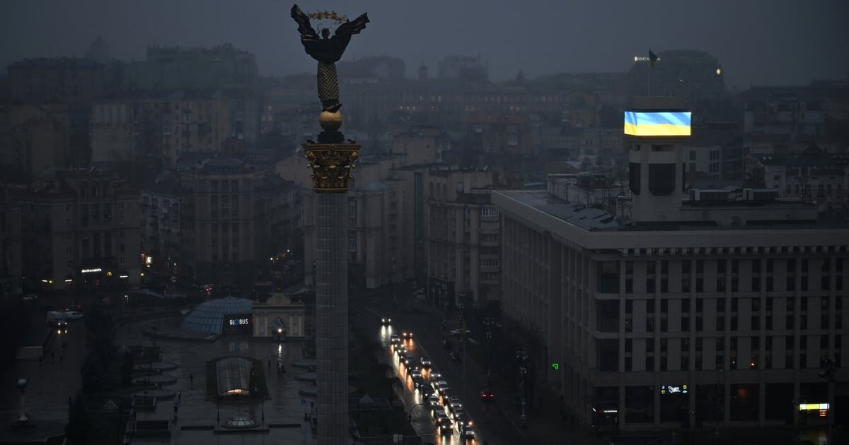 Блекаут без розкладу: у чотирьох районах Києва аварійно зникло світло після атак рф - фото 1