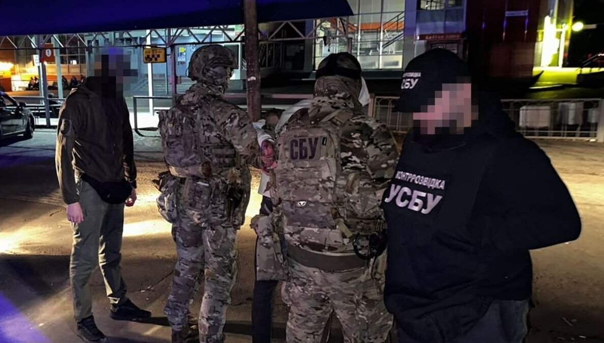 Коробка з-під соку та «легкі гроші»: у Рівному СБУ затримала студента, який готував підрив військового автобуса - фото 1