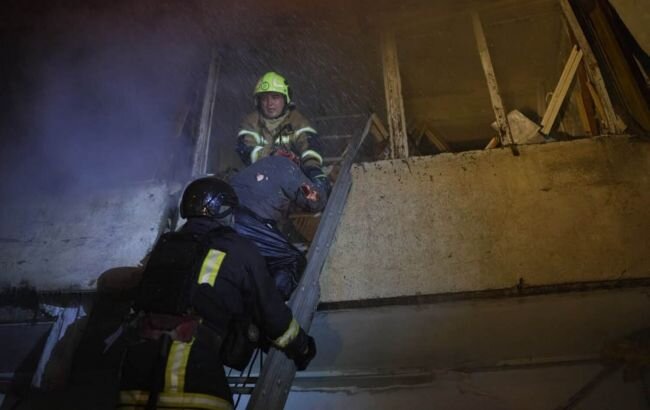 Нічний удар по Києву: у багатоповерхівці охоплено вогнем вісім поверхів, є загиблий - фото 1
