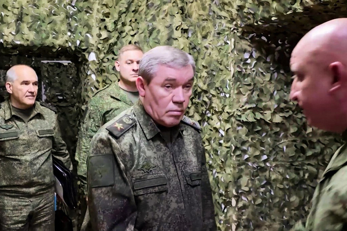 «Тактика дрібних порізів»: Герасимов публічно визнав удари по українських мостах, енергетиці та дата-центрах - фото 1