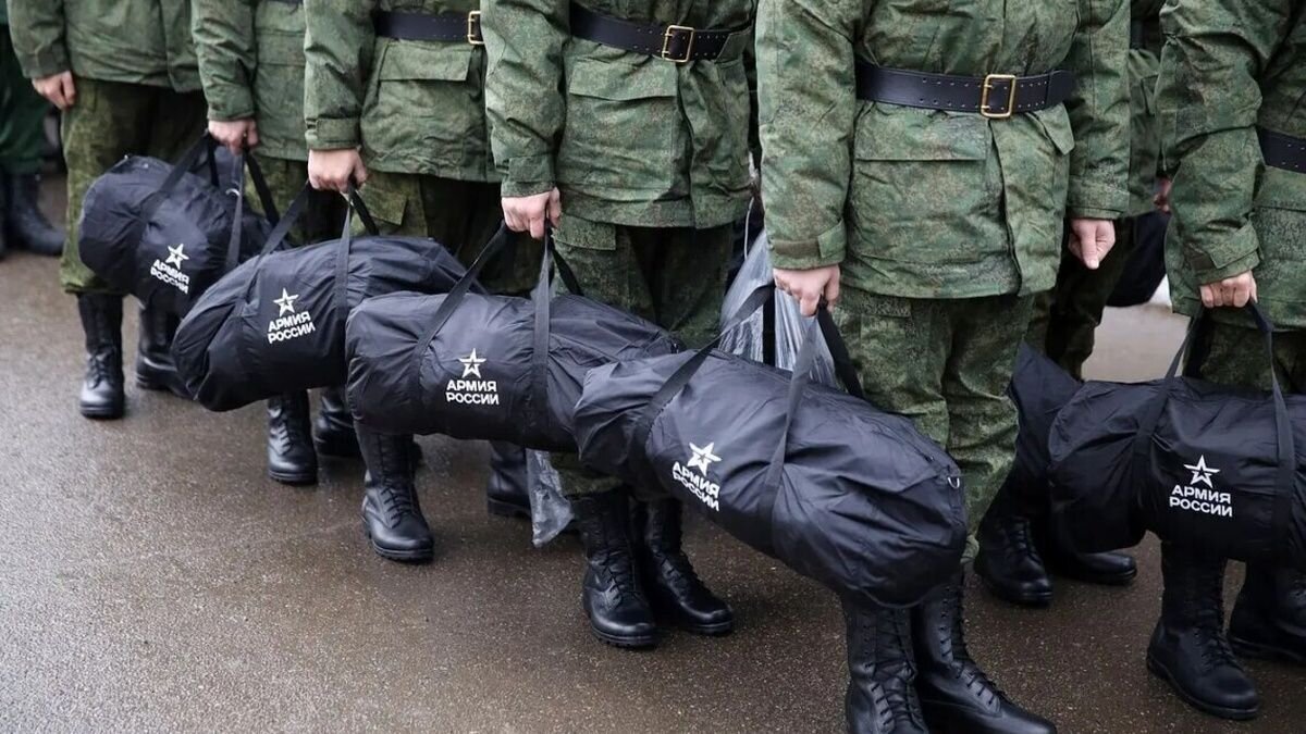 З трапа — в окоп: у російських аеропортах почали ловити «нових громадян» і роздавати повістки - фото 1