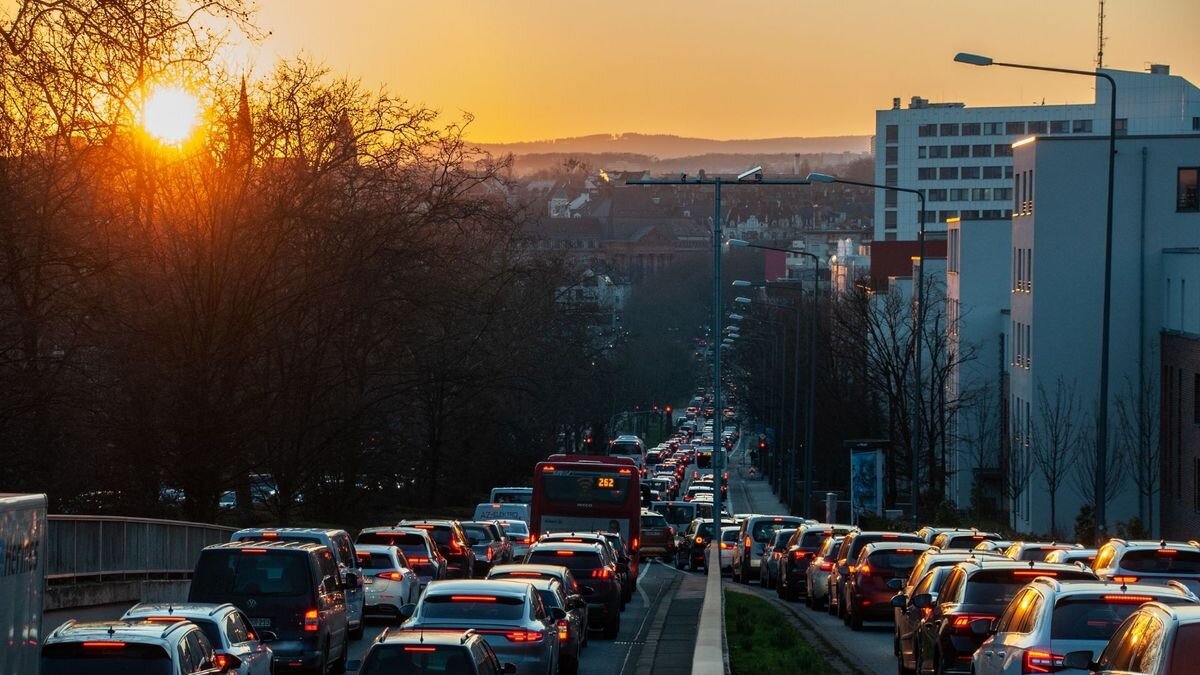 Північний міст уцілів, але затори неминучі: що відбувається на київській переправі - фото 1