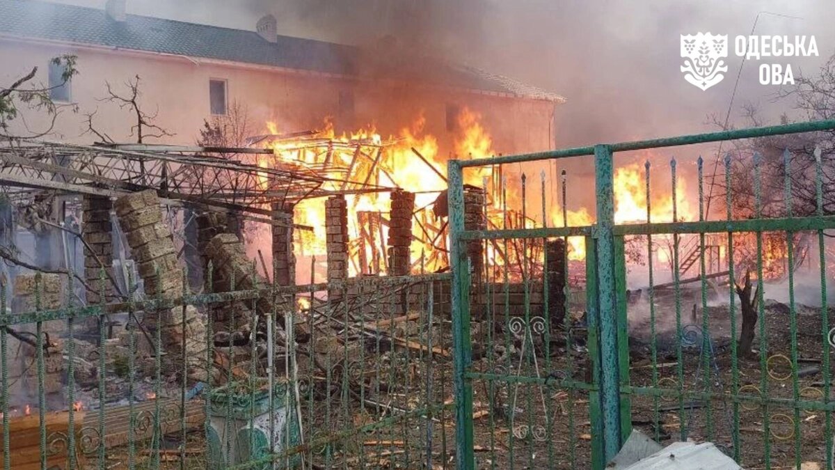 Удар по півдню Одещини: поранені люди, палаючі бази відпочинку та пошкоджене підприємство - фото 1