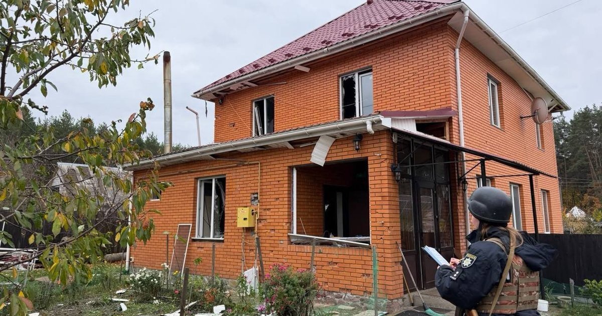 Нічна атака дронів на Київщину: побиті будинки у двох районах та поранена жінка - фото 1