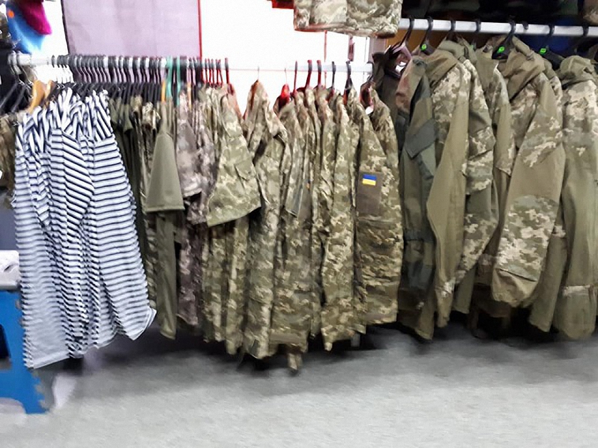 Вещевой склад. Военный вещевой склад. Вещевой склад воинской части. Одежда украинских военных.