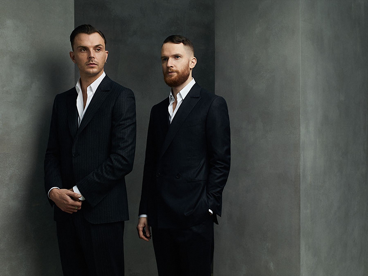 Hurts official. Группа hurts. Hurts 2021. Тео Хатчкрафт.