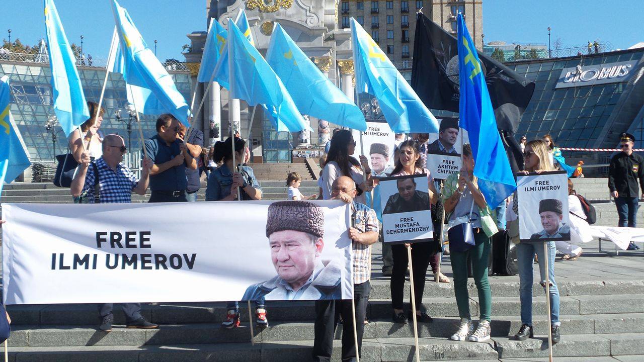 На Майдане прохоит акция в поддержку Ильми Умерова
- 10259 На Майдане прохоит акция в поддержку Ильми Умерова
- фото 10259
