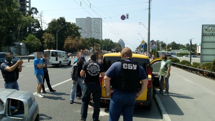 В Киеве задержали нацгвардейца во время продажи наркотиков - 7982 В Киеве задержали нацгвардейца во время продажи наркотиков - фото 7982