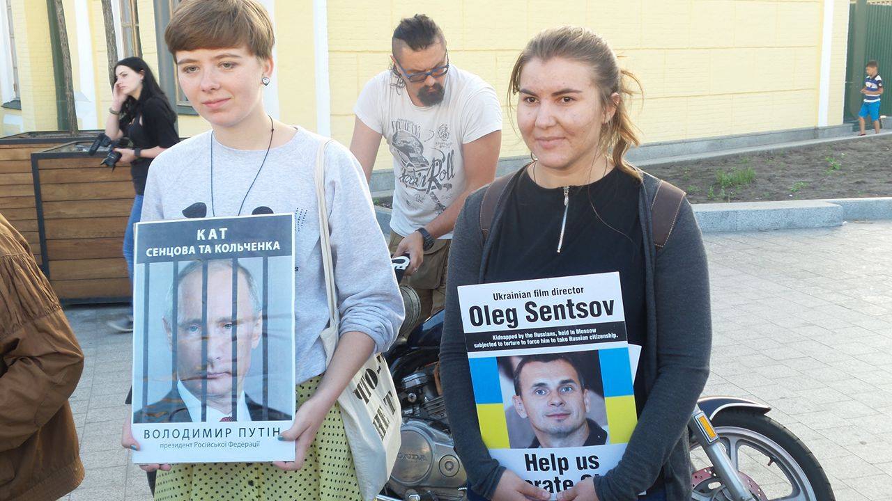 На Почтовой площади в Киеве проходит акция в поддержк Сенцова и Кольченко - 10155 На Почтовой площади в Киеве проходит акция в поддержк Сенцова и Кольченко - фото 10155