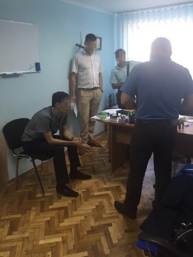 В Киевской области троих прокуроров задержали за коррупцию и вымогательство - 10656 В Киевской области троих прокуроров задержали за коррупцию и вымогательство - фото 10656