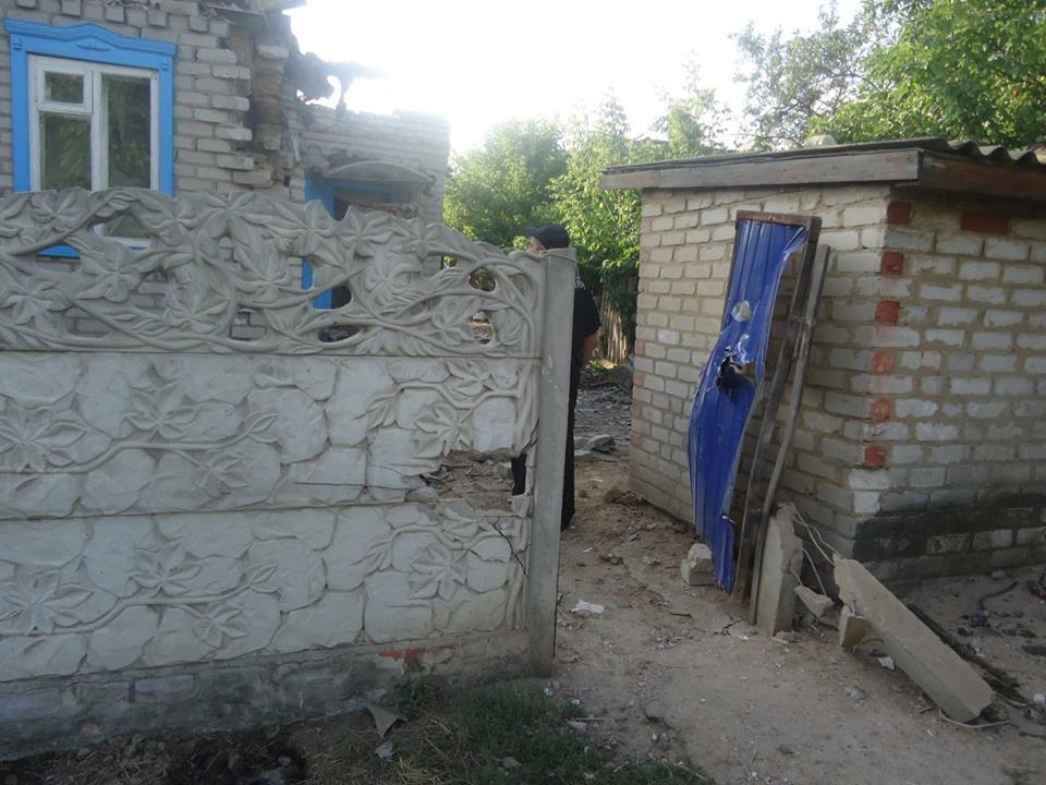 В результате ночного обстрела Торецка сепаратиста повреждено три дома, один сильно выгорел - 7699 В результате ночного обстрела Торецка сепаратиста повреждено три дома, один сильно выгорел - фото 7699