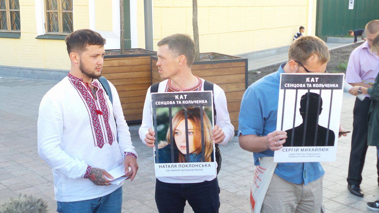 На Почтовой площади в Киеве проходит акция в поддержк Сенцова и Кольченко - 10158 На Почтовой площади в Киеве проходит акция в поддержк Сенцова и Кольченко - фото 10158