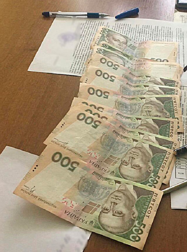 Инженера и руководителя госучреждения задержали за взятку под Днепропетровском - 9386 Инженера и руководителя госучреждения задержали за взятку под Днепропетровском - фото 9386