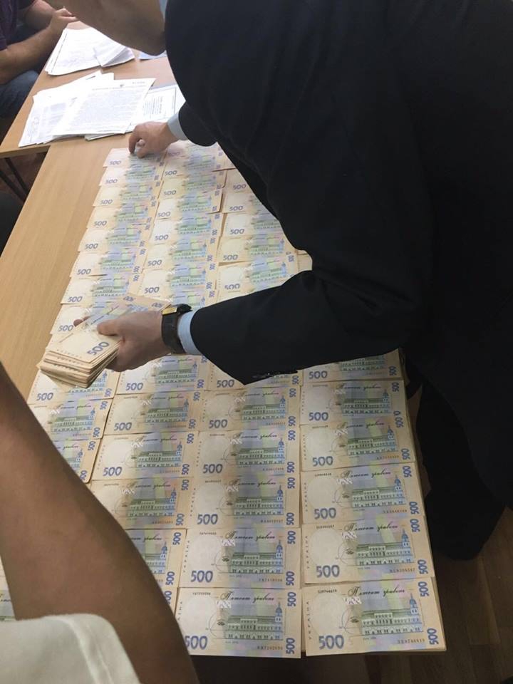 В Киевской области чиновник из Госгеокадастра попался на взятке в 100 тыс гривен - 15851 В Киевской области чиновник из Госгеокадастра попался на взятке в 100 тыс гривен - фото 15851