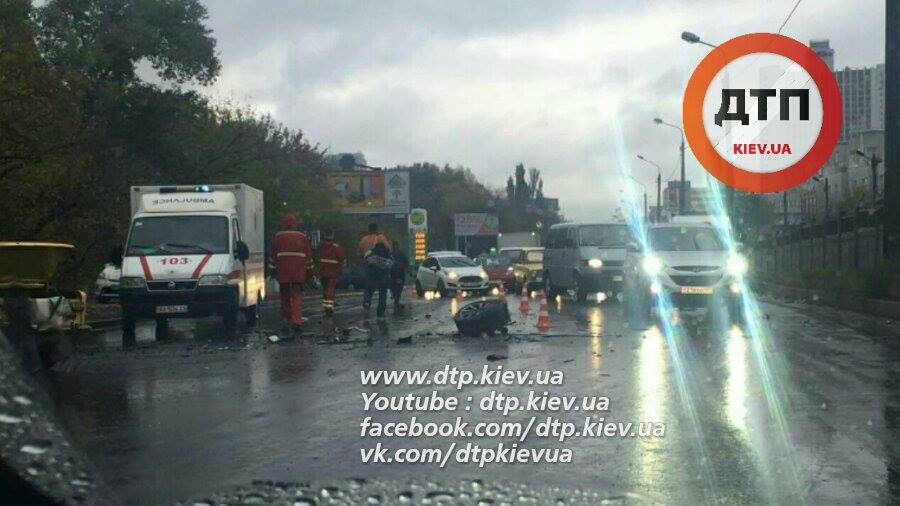 Смертельное ДТП на Броварском проспекте - ВАЗ уничтожился об Ауди - 16648 Смертельное ДТП на Броварском проспекте - ВАЗ уничтожился об Ауди - фото 16648