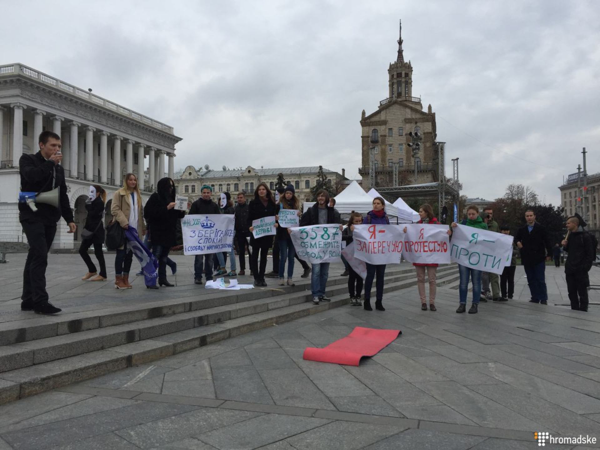 В центре Киева активисты демонстративно избили друг друга, чтобы достучаться до власти - 16296 В центре Киева активисты демонстративно избили друг друга, чтобы достучаться до власти - фото 16296