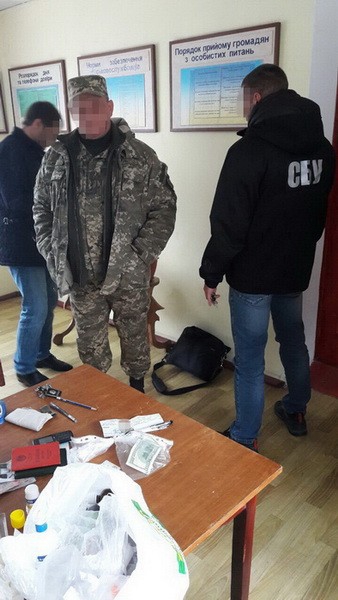 В Одесской области военный требовал взятку за трудоустройство в часть - 17520 В Одесской области военный требовал взятку за трудоустройство в часть - фото 17520