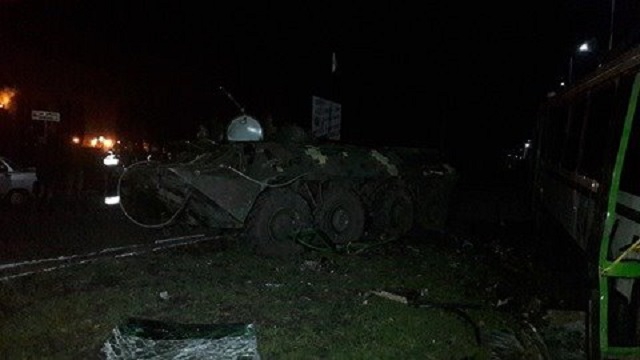 В Донецкой области БТР протаранил пассажирский автобус - есть жертвы - 17366 В Донецкой области БТР протаранил пассажирский автобус - есть жертвы - фото 17366